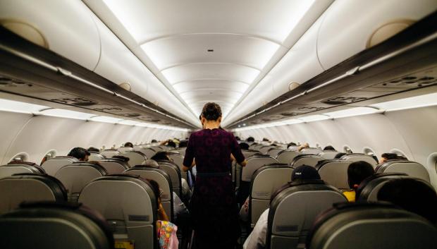Azafata en un avión.