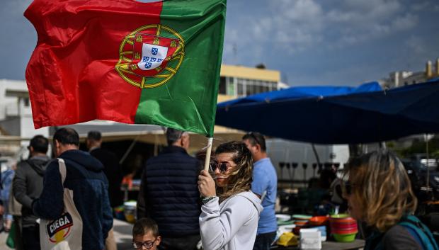 Un miembro de Chega! con una bandera portuguesa