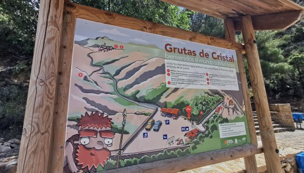 Panel informativo en la entrada de las Grutas de Cristal.