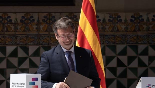 El conseller de Política Lingüística de la Generalitat, Francesc Xavier Vila, durante la firma del 'Pacte Nacional per la Llengua'