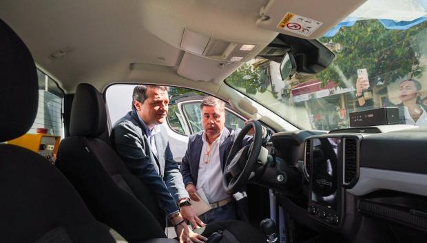 José María Bellido y Miguel Ruiz Madruga, en uno de los nuevos vehículos