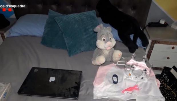 Objetos encontrados por los Mossos d'Esquadra en el piso del electricista pederasta