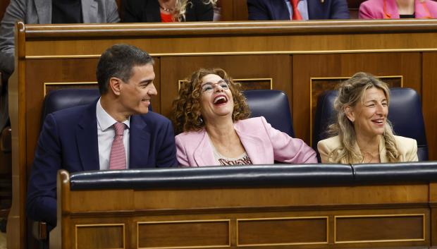 La vicepresidenta María Jesús Montero, carcajeándose en su escaño