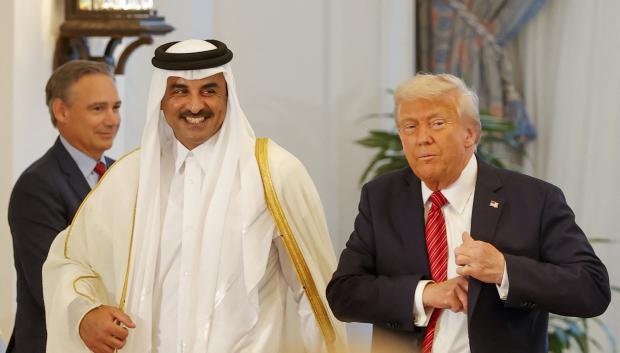 El emir de Qatar, el jeque Tamim bin Hamad al-Thani (izq.), y el presidente de Estados Unidos, Donald Trump, se marchan tras una ceremonia de firma en el Palacio Real de Doha,