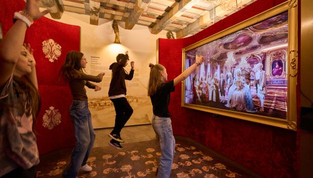 Jóvenes en el museo Mozart de Praga.