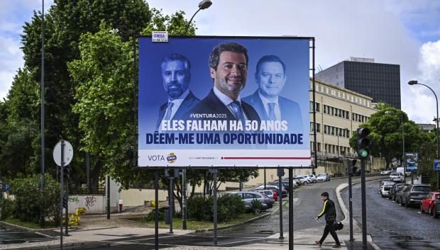 Carteles del partido Chega! en las calles de Portugal