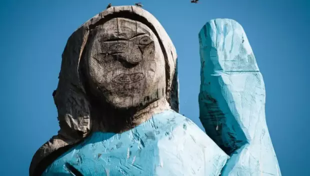 Escultura de Melania Trump en su país