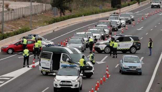 Los coches se seleccionan en una zona previa de acceso al control