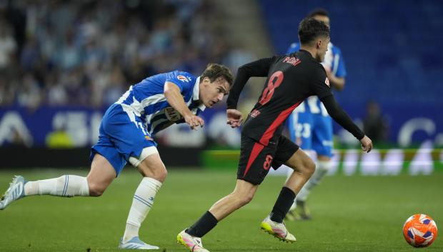 Pedri se escapa de Urko Gonzalez, del Espanyol, durante el encuentro