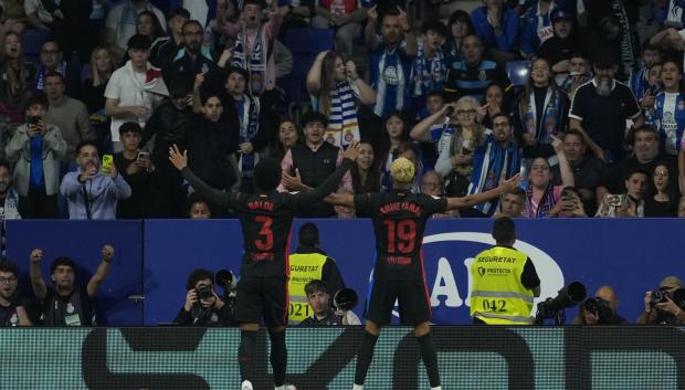Los jugadores del Barcelona celebran el gol de Lamine Yamal