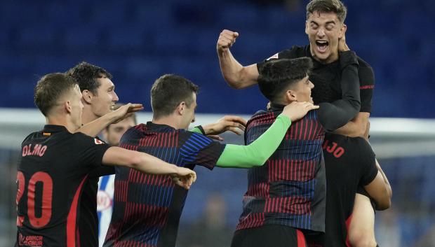 Los jugadores del FC Barcelona celebran la victoria al finalizar el encuentro