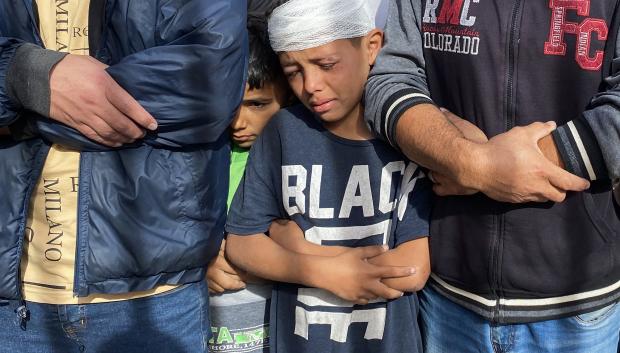 Un niño palestino herido llora mientras se une a las oraciones por las víctimas de los ataques israelíes, frente al hospital Nasser en Jan Yunis, al sur de Gaza