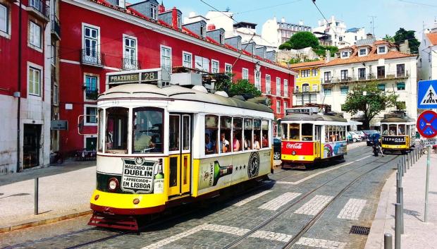 Tranvías en Alfama.