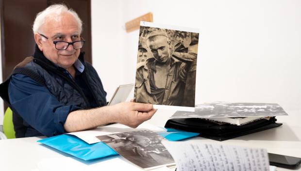 Obrero, con una de las fotografías que menciona