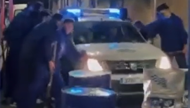 En Huelva llegaron a hacerlo a un coche de Policía Municipal con los agentes dentro