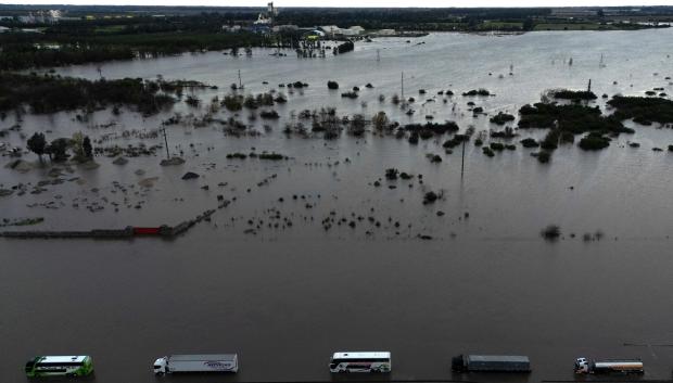 En esta vista aérea, se ven vehículos circulando por una carretera inundada tras las fuertes lluvias en Campana, provincia de Buenos Aires