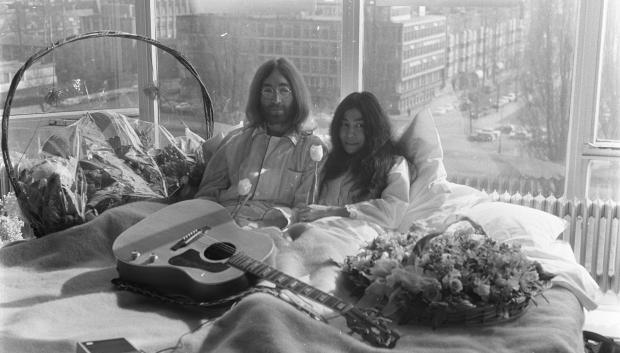 John Lennon y Yoko Ono en el hotel Hilton de Ámsterdam.