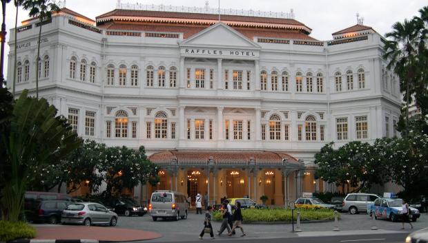 Fachada del hotel Raffles de Singapur.