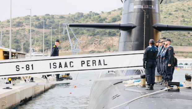 Don Felipe accede a la cubierta del submarino