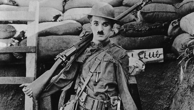 Charles Chaplin en el filme Armas al hombro