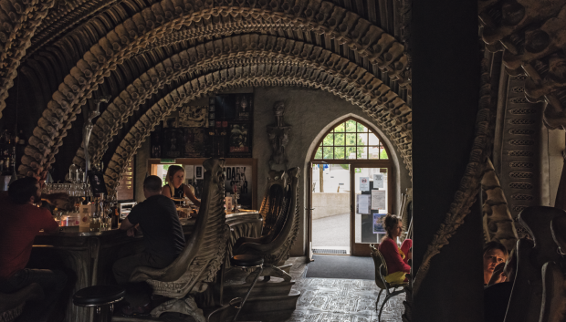 El singular Café Alien está enfrente del museo.