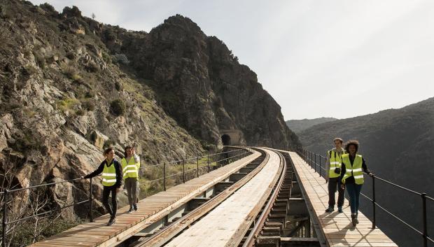 El Camino cruza el primer puente metálico ferroviario en curva de Europa.