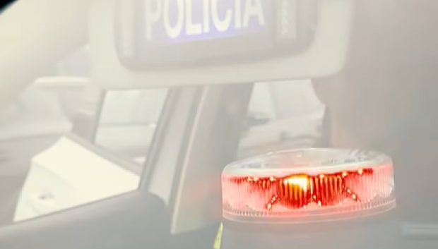 Parabrisas con los distintivos de la Policía