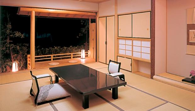Interior con mobiliario tradicional japonés.