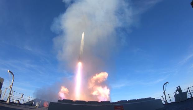 Lanzamiento de un misil Evolved Sea Sparrow Missile (ESSM) desde la fragata Cristóbal Colón (F-105)