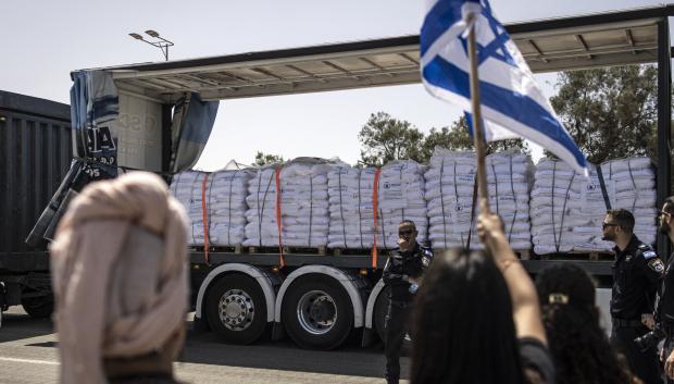 Manifestantes israelíes de derechas señalan un camión durante una protesta para impedir la entrada de ayuda humanitaria a Gaza en el cruce de Kerem Shalom