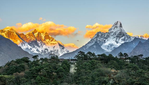 Espectacular puesta de Sol en el Himalaya frente al hotel.