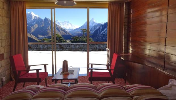 Habitación del hotel con vistas al Himalaya.