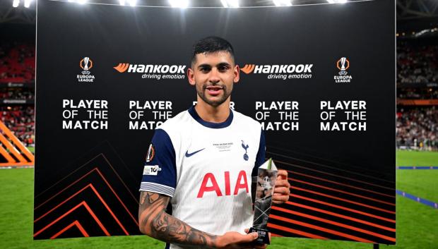 Cristian 'Cuti' Romero posa con el premio de MVP de la final de la Europa League
