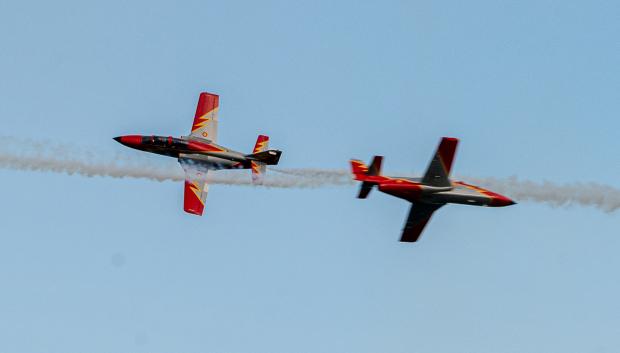 Un momento del vuelo acrobático de la Patrulla Águila en el que participó Pedro Acosta