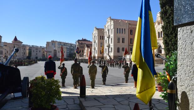 Acto de homenaje en El Bruc a los caídos con soldados ucrianos