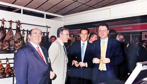 Merino entre José Mellado (PSOE) y Antonio Prieto Mehedero, entonces teniente alcalde de Seguridad y coordinador del grupo municipal del PP