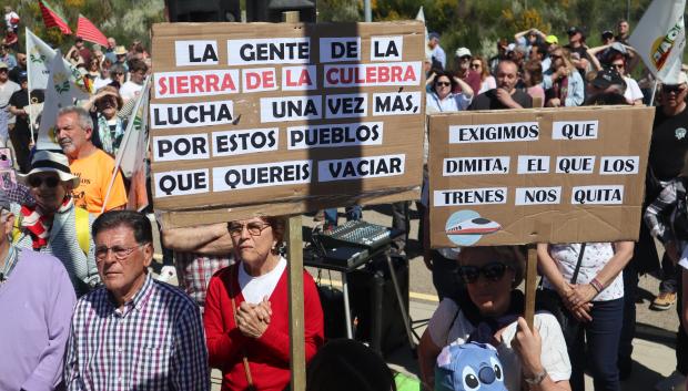 Concentración convocada por la Alianza UPA-COAG para protestar por la supresión de paradas del AVE en Sanabria.