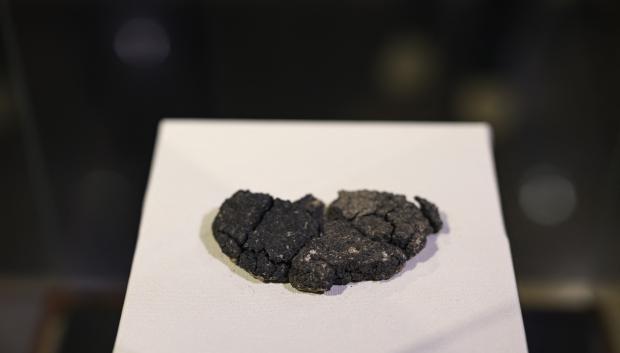 Esta fotografía muestra el pan Kulluoba, un pan de 5000 años de antigüedad desenterrado en una excavación arqueológica en la provincia de Eskişehir, en el centro de Turquía