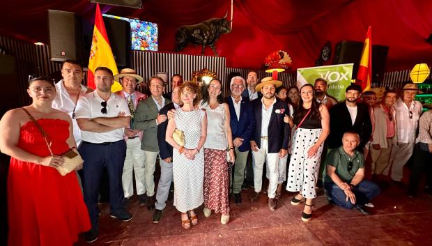 Foto de grupo de la recpeción de Vox en la Feria de Córdoba 2025