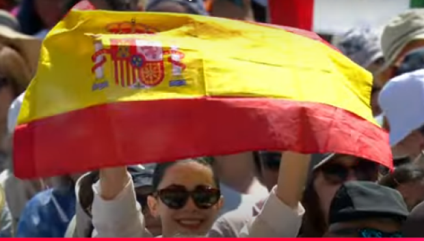 Una peregrina en la Plaza de San Pedro levantando orgullosa la bandera de España en la audiencia