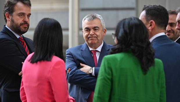 El secretario de Organización del PSOE, este miércoles con varios diputados del PSOE