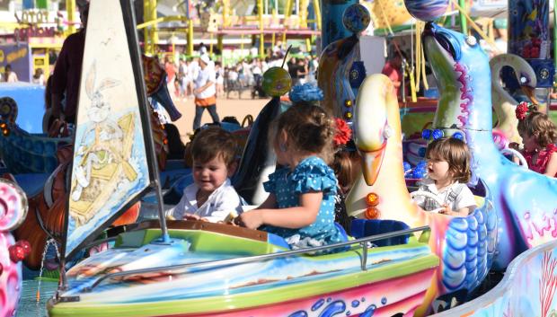 Niños en una de las atracciones de la Feria de Córdoba