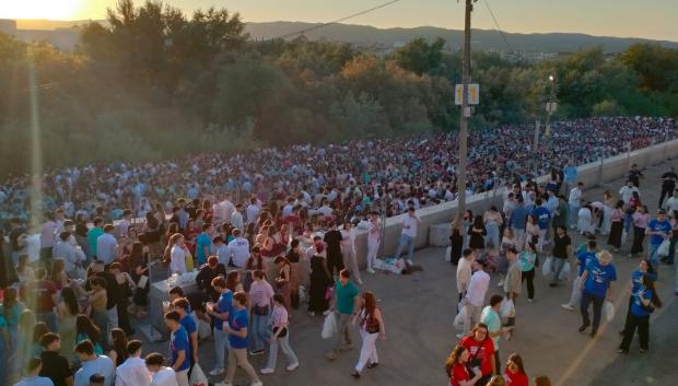 Jóvenes hace botellón en la Feria de Córdoba