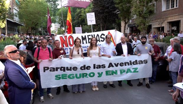 Vecinos de Guindalera protestan por la apertura de un centro de inmigrantes en su barriada