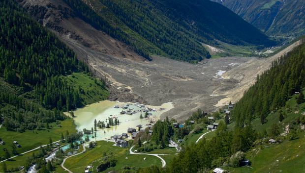 Esta fotografía muestra el pequeño pueblo de Blatten, en el monte Bietschhorn de los Alpes suizos, destruido por un deslizamiento de tierra tras el derrumbe de parte del enorme glaciar Birch