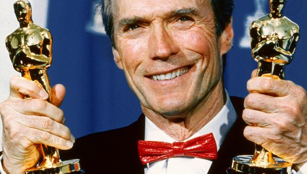 Clint Eastwood, con el Oscar a la mejor película y a la mejor dirección por Sin perdón