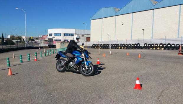 Los cursos se imparten en circuito cerrado tanto para coche como para moto