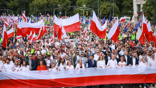 Manifestantes a favor de Trzaskowski durante un acto de campaña