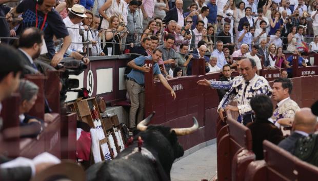 El segundo toro del rejoneador portugués Duarte Fernandes ha saltado la barrera en un momento de la corrida