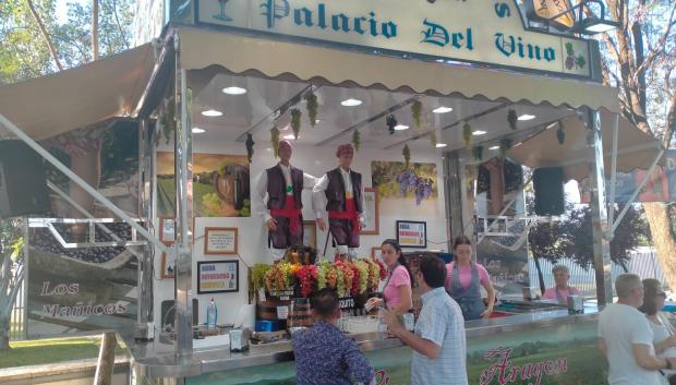 El vino dulce con su barquillo, cita obligada para los visitantes de la feria